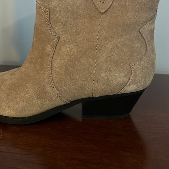 Chelsea & Violet/Dillards
Women's Goldy Tan Suede Ankle Low Heel Boots
Size 7M - Picture 6 of 6